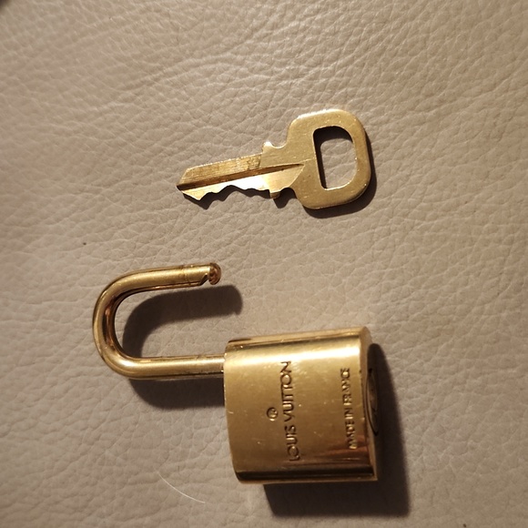 LV Lock and Key #306 - Picture 3 of 4
